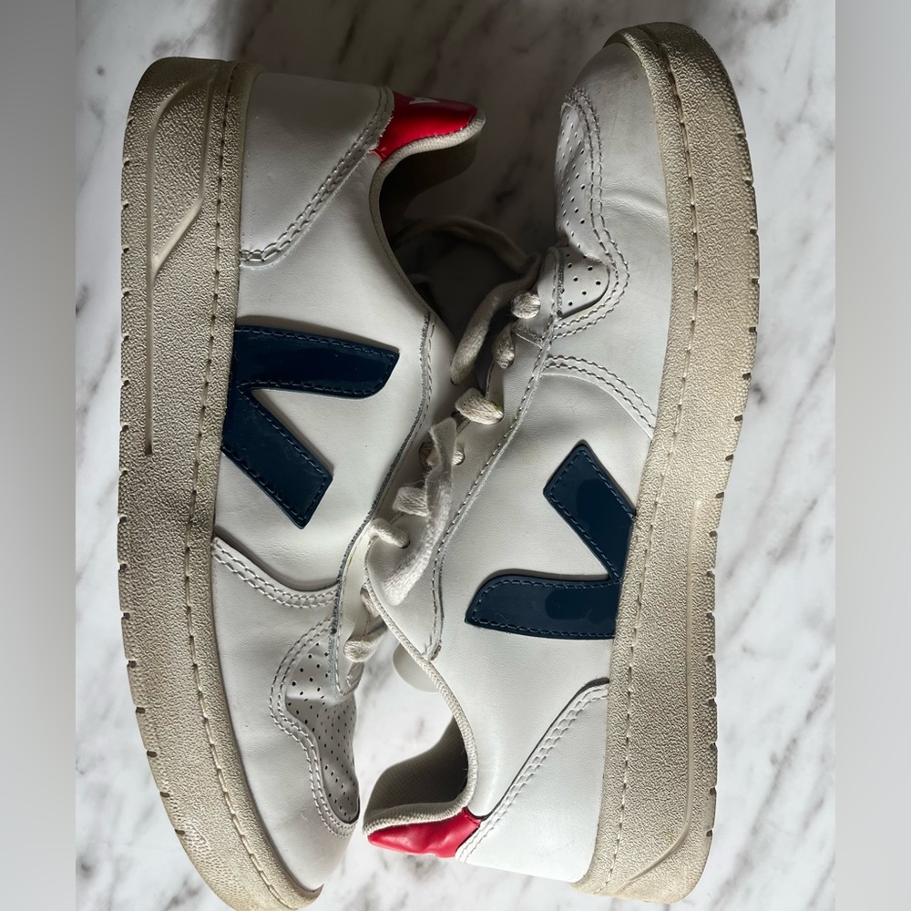 Veja V-10 sneaker, size 38